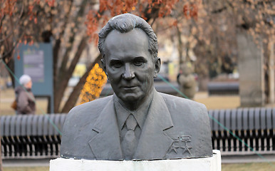 Image showing bust of a man in the park