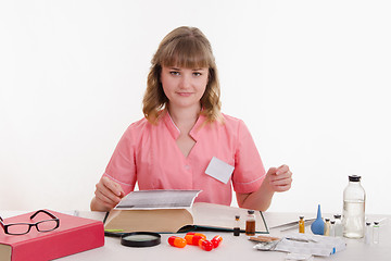 Image showing Pharmacy student read the medication guide