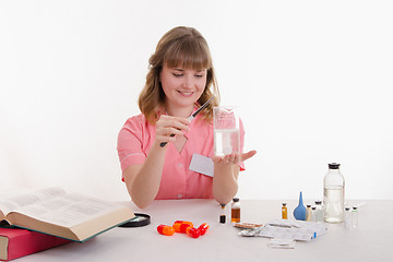 Image showing Student pharmacist conducts experiments
