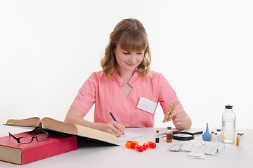 Image showing The pharmacist says name pack of tablets