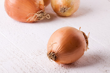 Image showing Small fresh brown onions