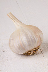 Image showing Fresh garlic bulb with loose cloves