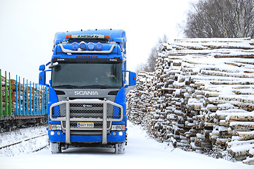 Image showing Blue Scania R580 V8 Logging Truck at Railway Timber Yard