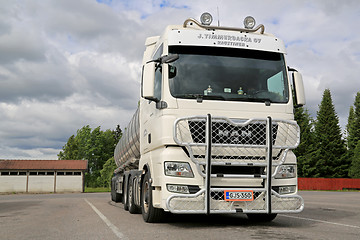 Image showing White MAN TGX 26.540 Tank Truck with Bull Bar