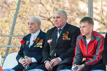 Image showing Senior veterans of World War II and boy on tribune