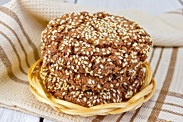 Image showing Cookies chocolate in wicker plate on board