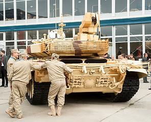 Image showing Crew near tank