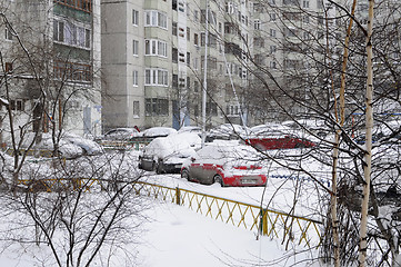 Image showing the cars brought by snow are in the yard.