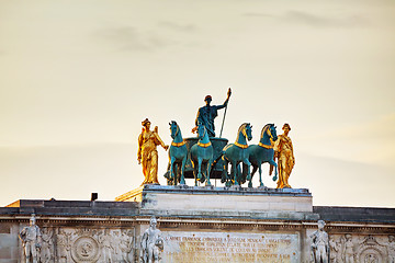 Image showing Sculpture of the chariot on top of the Arc de Triomphe du Carrou