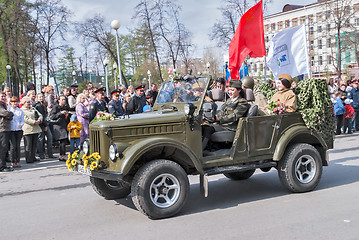 Image showing Pretty woman - major of army drives car on parade