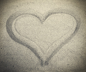 Image showing Picture of heart drew on white sand