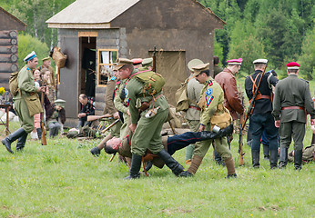 Image showing Carrying the dead soldier