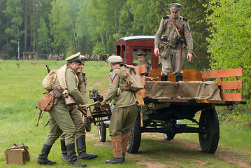 Image showing soldiers load the Maxim machine gun on truck