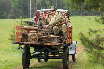 Image showing soldiers load the Maxim machine gun on truck