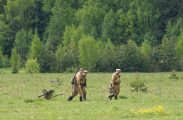 Image showing Soldiers walk with Maxim machine gun