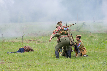 Image showing soldiers helps a wounded soldier