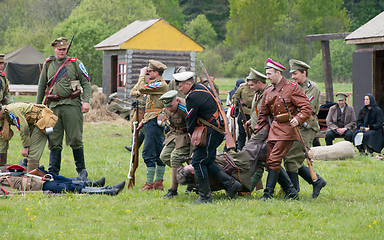 Image showing Carrying the dead soldier