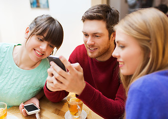 Image showing group of friends with smartphones meeting at cafe