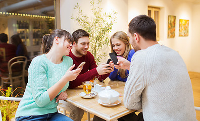 Image showing group of friends with smartphones meeting at cafe