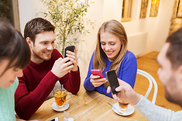 Image showing group of friends with smartphones meeting at cafe