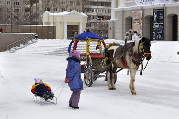 Image showing Children stand near a horse with the decorated carriage for driv