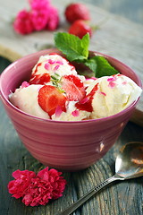 Image showing Berries and ice cream in a pink cup.