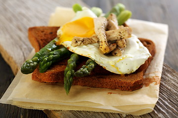 Image showing Toast with green asparagus and egg.