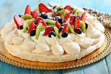 Image showing Pavlova dessert and blade for cake.