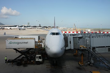 Image showing Qantas Boeing 747-700 being loaded.
