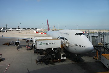 Image showing Qantas Boeing 747-700 being loaded.