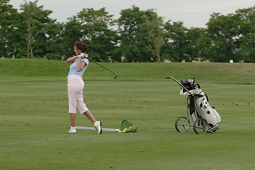 Image showing Female golfer playing golf