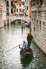 Image showing Gondola passing under Bridge of Sighs