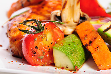 Image showing grilled chicken fillet and vegetables