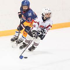 Image showing Play moment between children ice-hockey teams