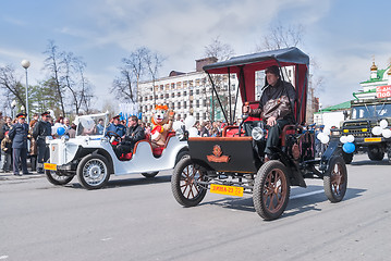 Image showing Old-fashioned cars participate in parade