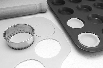 Image showing Lining a bun tin with circles of rolled out pastry