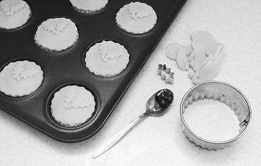 Image showing Uncooked mince pies in a bun tin