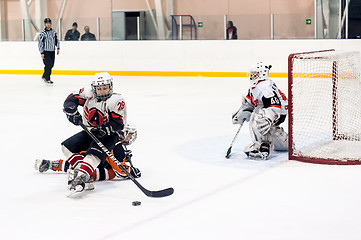 Image showing Attack in game between children ice-hockey teams