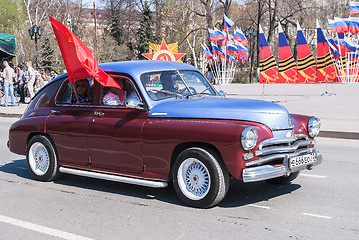 Image showing Old-fashioned car participates in parade