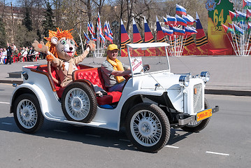 Image showing Old-fashioned car with animator in tiger costume