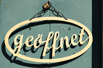 Image showing sing on door with text geoffnet