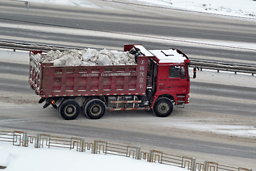 Image showing The truck is lucky snow.