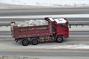 Image showing The truck is lucky snow.