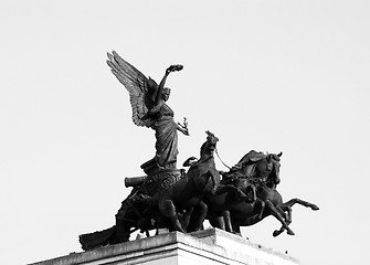 Image showing Angel of Peace sculpture on top of Wellington Arch in London