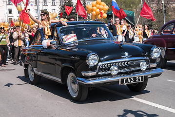 Image showing Old-fashioned car GAZ-21 participates in parade