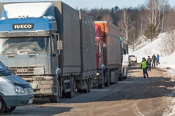 Image showing Chain of cars waiting for opening of road