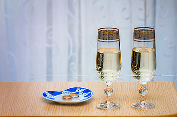 Image showing Two champagne flute filled with champagne.