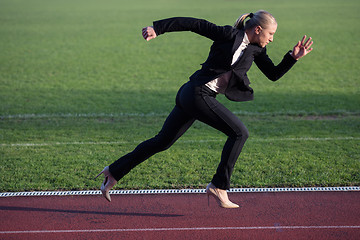 Image showing business woman ready to sprint