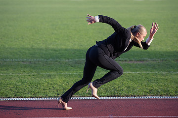 Image showing business woman ready to sprint