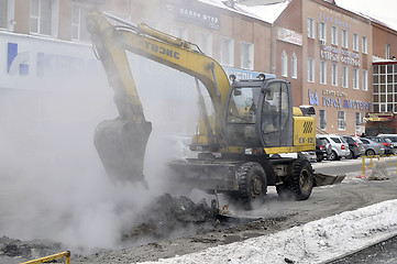 Image showing the excavator digs out break on a heating main. Tyumen